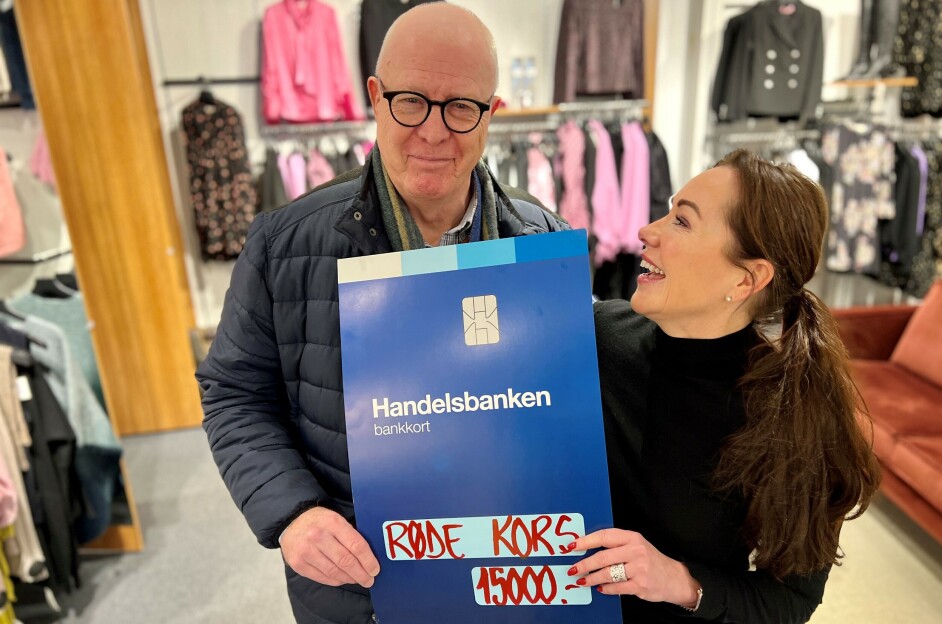 FIKK 15.000: Røde Kors Oppegård fikk kjempegave fra Kolbotn Klær.