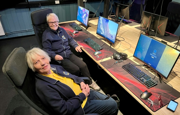 GIVERGLEDE: Aud Dolmen (bak) og Gerd Stokke var glade for å gi Mandagsklubben en god førjulsgave. Her «chiller» de på gamingrommet.