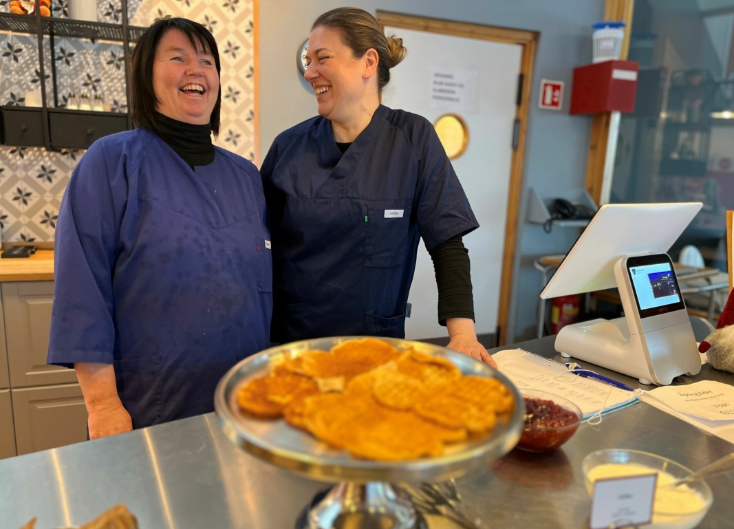 BLIDE ANSATTE: På kaféen på Høyås bo- og rehabiliteringssenter møter du glade ansatte som kan tilby noe godt å spise, eller bare den kaffen. På bildet ser du Bodil Raanaas (t.v) og Eleftheria Papamichail.