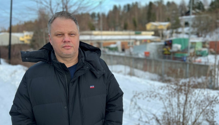 IRRITERT NABO: Geir Tore Jørstad er lei av forsøplingen og rotet utenfor butikken i Skiveien.