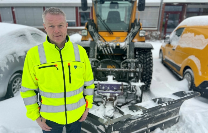FULL TRØKK: 24 sløyfer, 24 maskiner og 24 «mann» er akkurat nå i sving for å fjerne snø. Arbeidet administreres av Lars Erik Andersen i vei og park.