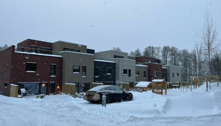 TOWNHOUSE: Når snøen forsvinner vil det påkostede området mellom townhousene og leilighetene vise seg.