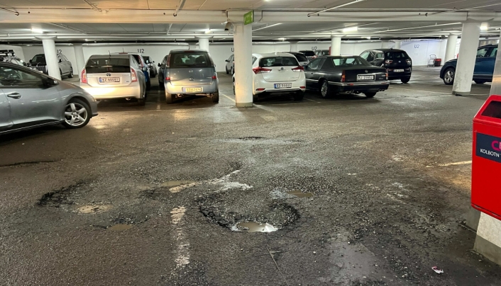 SKAL VÆRE ORDNET: Hullene i parkeringshuset skal asfalteres i løpet av januar, men er allerede fylt midlertidig.