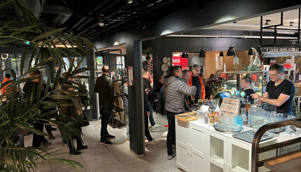 FULLT TRØKK: Køen for å sikre seg forfriskninger før quiz-start gikk ut av kafé-lokalet og sier litt om interessen. FULLT TRØKK: Køen for å sikre seg forfriskninger før quiz-start gikk ut av kafé-lokalet og sier litt om interessen.
