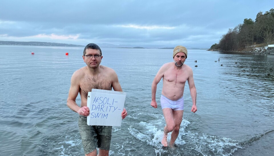ISBADET FOR EN GOD SAK: Hans Martin Enger og Paal Sjøvall kastet seg uti det kalde vannet på Hvervenbukta for å rette oppmerksomhet mot 24 friville hjelpearbeidere som risikerer fengsel for å ha hjulpet mennesker på flukt fra å drukne. ISBADET FOR EN GOD SAK: Hans Martin Enger og Paal Sjøvall kastet seg uti det kalde vannet på Hvervenbukta for å rette oppmerksomhet mot 24 friville hjelpearbeidere som risikerer fengsel for å ha hjulpet mennesker på flukt fra å drukne.