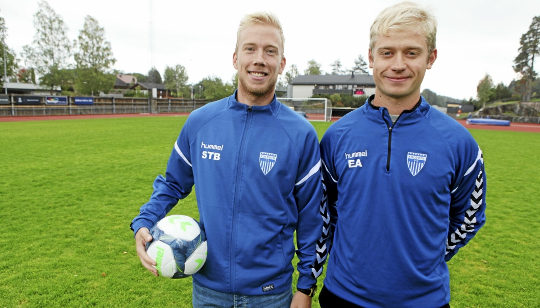 GIR ET STIKK: Jonas Strømberg (t.h.) gir et lite stikk til sin gamle lagkamerat og kollega Sindre Tverå Brevik, som nå jobber i Eik Tønsberg.