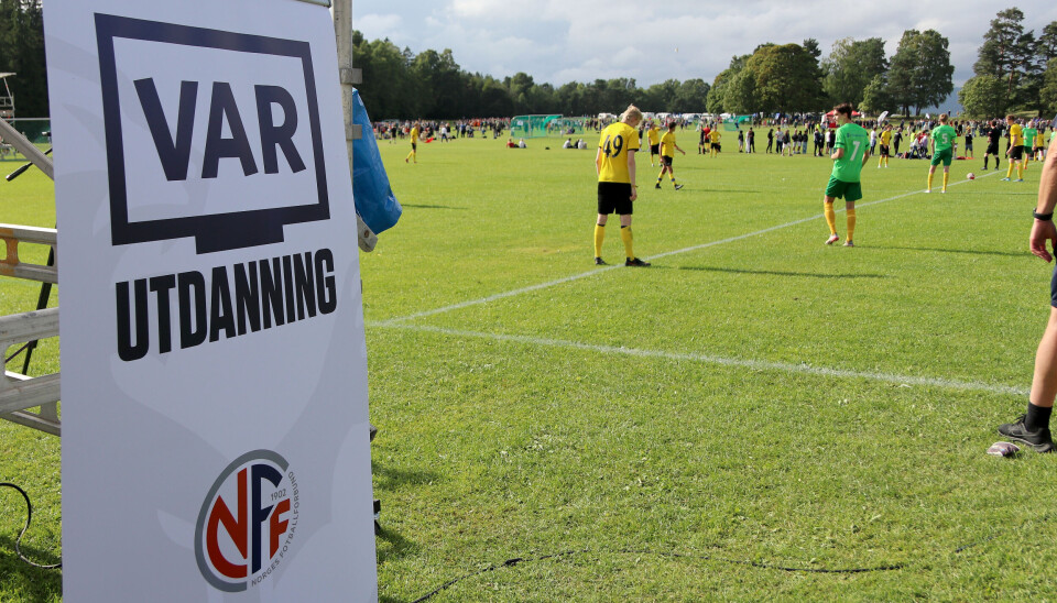 MYE ØVING: NFF har det siste året brukt mye tid og ressurser på at norske dommere skal skoleres i VAR-bruk. Her under Norway Cup 2022. MYE ØVING: NFF har det siste året brukt mye tid og ressurser på at norske dommere skal skoleres i VAR-bruk. Her under Norway Cup 2022.