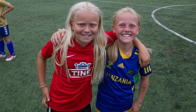 FRA LAG TIL LANDSLAG: Kolbotn-jentene Ebba Niss og Aida Berg har spilt på samme lag siden de startet på fotball. Nå er det tatt ut på samme landslag.