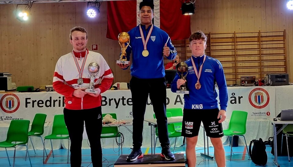 PÅ TOPPEN: Kolbotns Sebastian Aak på toppen av prispallen etter å ha sikret et nytt senior-NM. PÅ TOPPEN: Kolbotns Sebastian Aak på toppen av prispallen etter å ha sikret et nytt senior-NM.