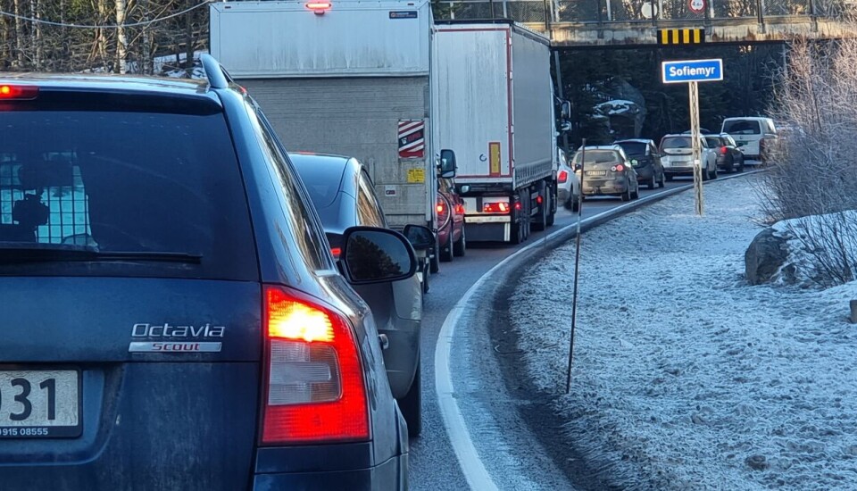 LANGE KØER: På veiene mot Sofiemyr er det nå saktegående kø som følge av ulykken på E6. LANGE KØER: På veiene mot Sofiemyr er det nå saktegående kø som følge av ulykken på E6.