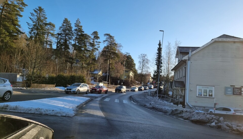SØNSTERUDVEIEN: Også i krysset mellom Sønsterudveien og Skiveien er det «rushtidstilstander» nå klokken 11.00 SØNSTERUDVEIEN: Også i krysset mellom Sønsterudveien og Skiveien er det «rushtidstilstander» nå klokken 11.00