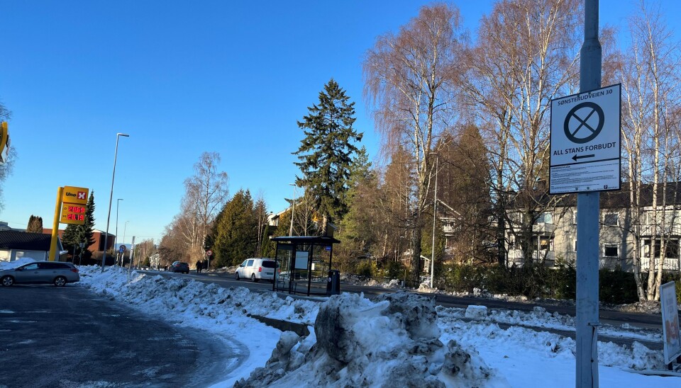 LES SKILTINGEN NØYE: Langs denne strekken er det to parkeringsskilt. På den ene delen kan du stå, på den andre får du bot. LES SKILTINGEN NØYE: Langs denne strekken er det to parkeringsskilt. På den ene delen kan du stå, på den andre får du bot.