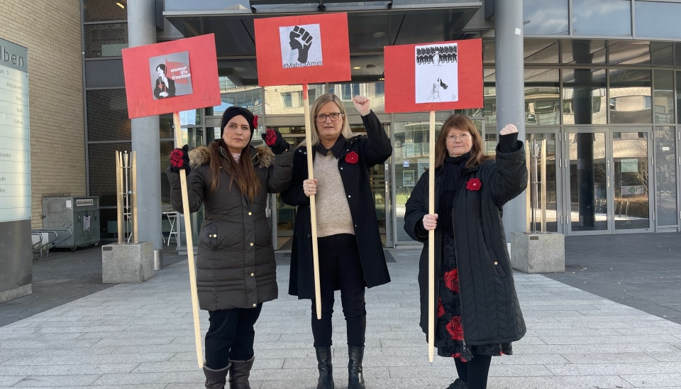PROTEST: Avan Salih, Liv Kristine Borgenholdt Rundberget og Eva Haga Rogneflåten er klare for å vise solidaritet.