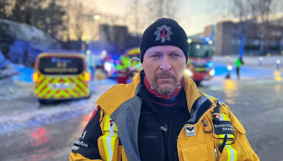 KONTROLL: Innsatsleder Rune Larsen forteller til Oppegård Avis at de har slukket brannen.