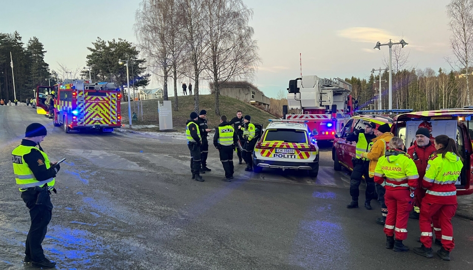 BRED UTRYKNING: Store mannskaper fra politi, ambulanse og brann rykket ut til Rosenholm Campus.
