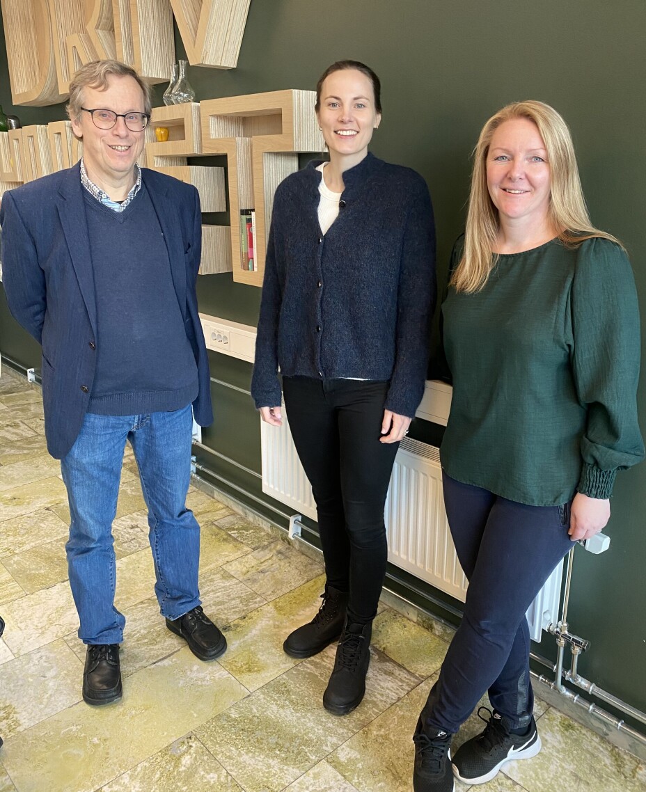 FORNØYD TRIO: Kommuneoverlege Geir Jentoft Korsmo og Lene Svendsen i team for legetjenester og rehabilitering ønsker Martine Stabæk velkommen og lykke til i ny jobb som fastlege i Nordre Follo kommune. Her fra kontraktsigneringen. FORNØYD TRIO: Kommuneoverlege Geir Jentoft Korsmo og Lene Svendsen i team for legetjenester og rehabilitering ønsker Martine Stabæk velkommen og lykke til i ny jobb som fastlege i Nordre Follo kommune. Her fra kontraktsigneringen.