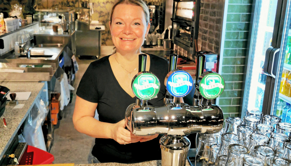 LAR HUMLA SUSE: Lene Wiik på Lene's Kafe serverer gamle Oppegårds rimeligste halvliter.