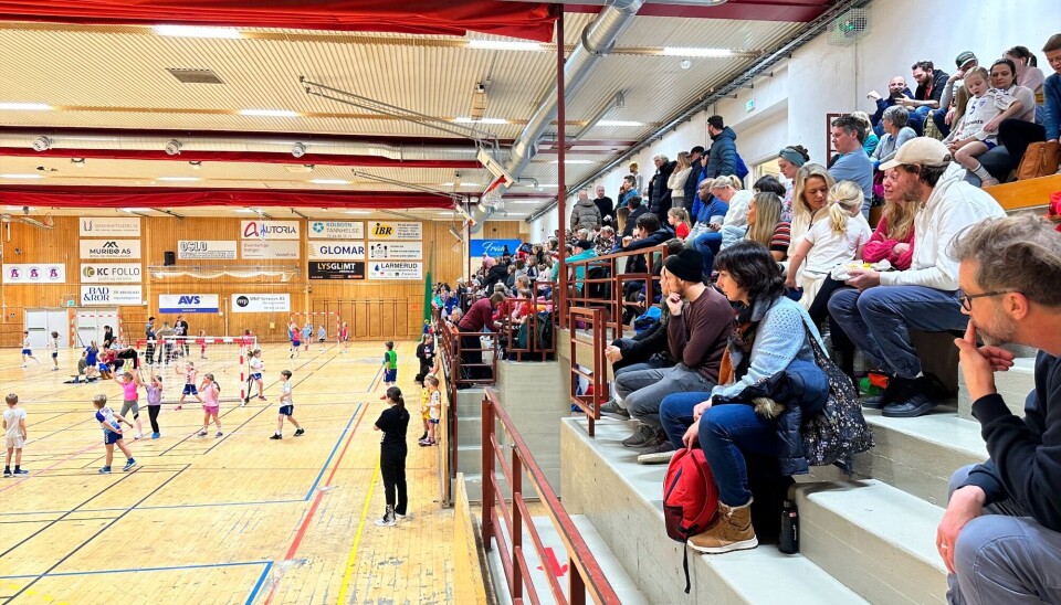 MYE FOLK: Det var masse folk og herlig heiarop på tribunen. MYE FOLK: Det var masse folk og herlig heiarop på tribunen.