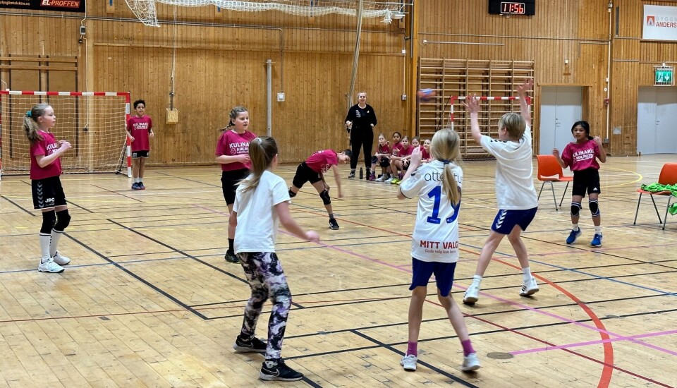 KNALLSKUDD: Sjekk den viljen fra spilleren midt i bildet. Denne ballen SKULLE i kassa. KNALLSKUDD: Sjekk den viljen fra spilleren midt i bildet. Denne ballen SKULLE i kassa.
