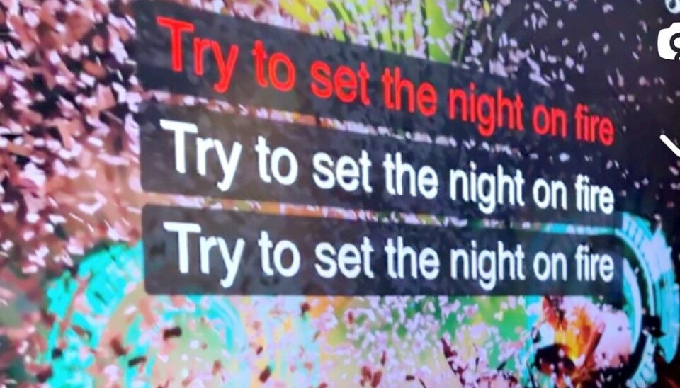 SATTE FYR PÅ KVELDEN: Et karaoke-følge fikk onsdag ettermiddag satt følelsene i sving på O´Learys. Syngingen endte med klage. SATTE FYR PÅ KVELDEN: Et karaoke-følge fikk onsdag ettermiddag satt følelsene i sving på O´Learys. Syngingen endte med klage.