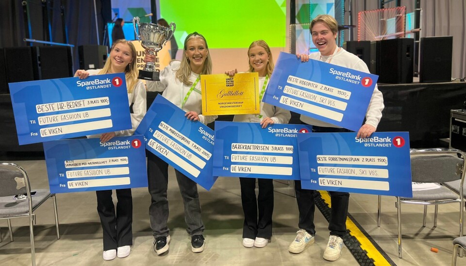 ALLER BEST: Gruppa gjorde nærmest rent bord på akershusmesterskapet for bedrifter. Fra venstre: Nora Kjødnes, Anine Johnsen, Helle Kjødnes og Andreas Horgen. Camilla Håkonsen manglet da bildet ble tatt. ALLER BEST: Gruppa gjorde nærmest rent bord på akershusmesterskapet for bedrifter. Fra venstre: Nora Kjødnes, Anine Johnsen, Helle Kjødnes og Andreas Horgen. Camilla Håkonsen manglet da bildet ble tatt.