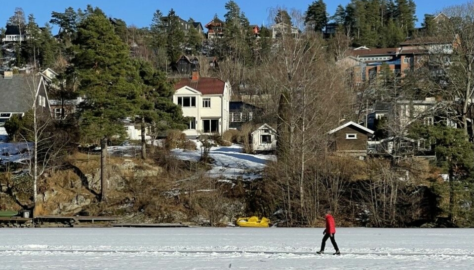 VANDRER I SOLEN: Isbanen på Kolbotnvannet kan fint brukes uten skøyter. Å gå er et glimrende alternativ.