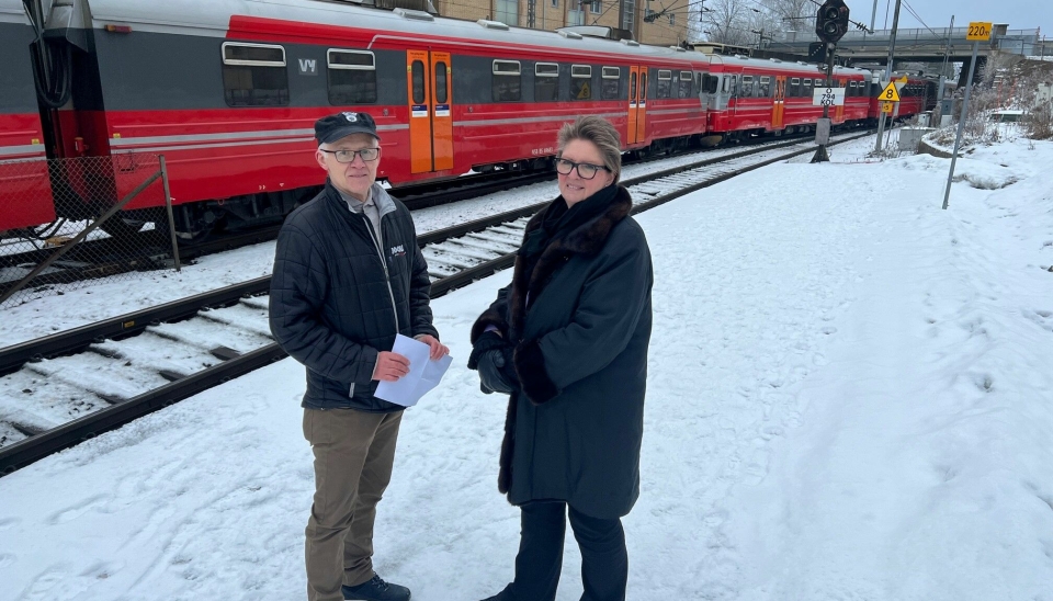 ENGASJERT: Den tidligere lokføreren Arvid Herland er glødende engasjert i jernbanen. Her sammen med partikollega og ordfører Hanne Opdan.
