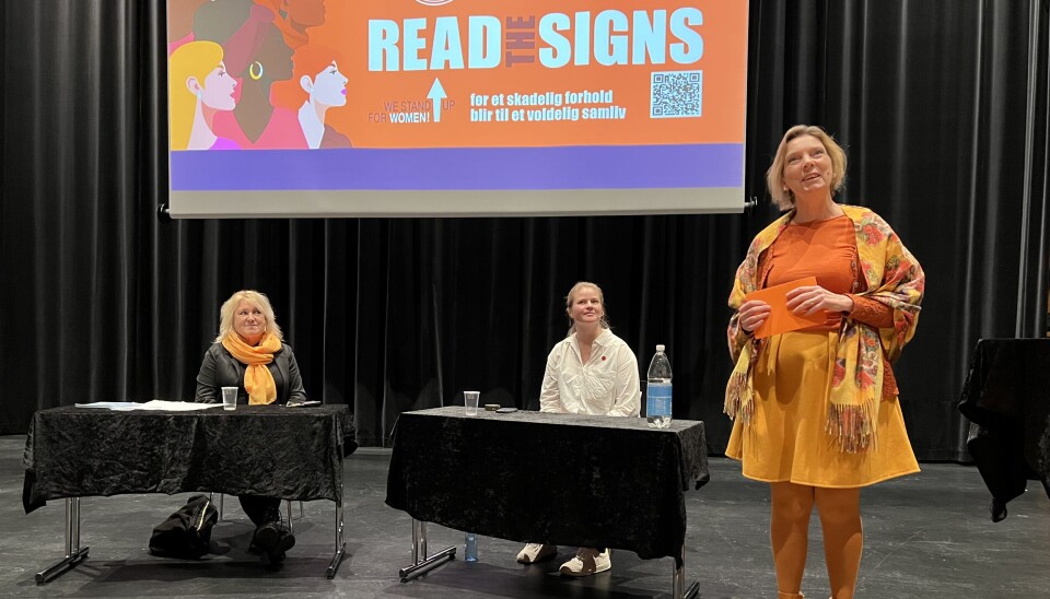 KJEMPER PÅ: Anne Karhusbakken, Stine Trogersen og Camilla Wik i Follo Soroptimistklubb, her fra fjorårets markering av oransjeperioden, hvor temaet var å forebygge vold. KJEMPER PÅ: Anne Karhusbakken, Stine Trogersen og Camilla Wik i Follo Soroptimistklubb, her fra fjorårets markering av oransjeperioden, hvor temaet var å forebygge vold.