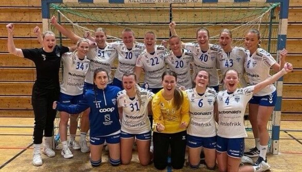 KLARE FOR KAMP: Kolbotns håndballdamer jubler etter en av sesongens triumfer. Onsdag kveld blir det andre boller i lokaloppgjøret mot Oppegård/Langhus. KLARE FOR KAMP: Kolbotns håndballdamer jubler etter en av sesongens triumfer. Onsdag kveld blir det andre boller i lokaloppgjøret mot Oppegård/Langhus.