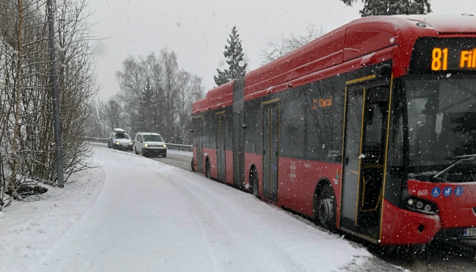 81-BUSSEN VÆRFAST: To busser stod bom fast i Valhallaveien.