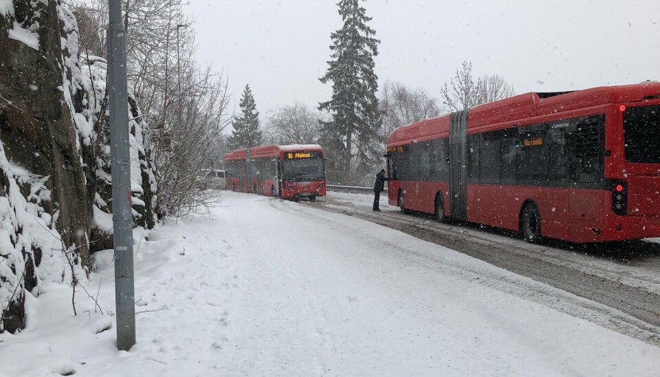 STOPP: Ruters busser sperrer veien for hverandre, og for alle andre i trafikken. STOPP: Ruters busser sperrer veien for hverandre, og for alle andre i trafikken.