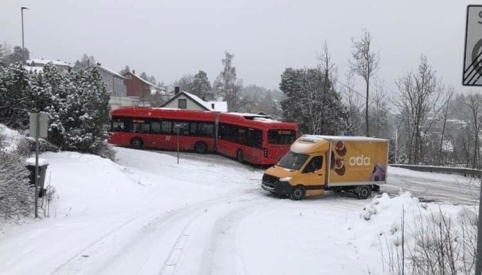 BUSS I TRØBBEL: I 12.45-tiden mandag var det en ny buss i trøbbel opp Valhallaveien. Oda-bilen ser derimot ut til å få levert de varene den skal. BUSS I TRØBBEL: I 12.45-tiden mandag var det en ny buss i trøbbel opp Valhallaveien. Oda-bilen ser derimot ut til å få levert de varene den skal.