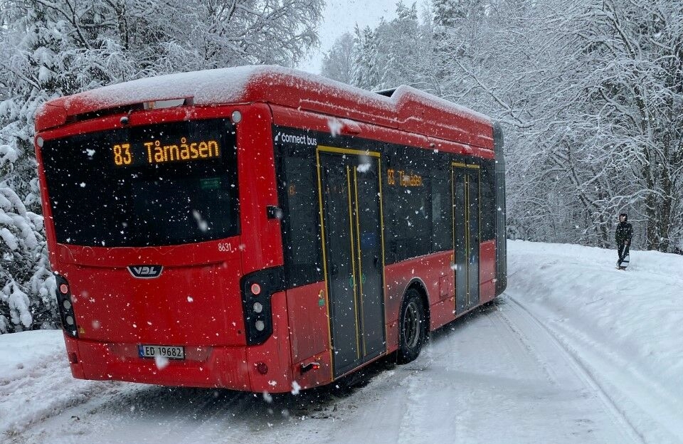 TROLLÅSEN: Denne 83-bussen kommer nok ikke til Tårnåsen med det første.