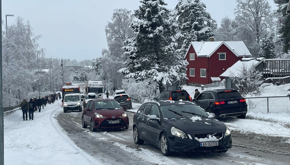 BEREGN GOD TID: Biler og busser står på kryss og tvers i Sønsterudveien. BEREGN GOD TID: Biler og busser står på kryss og tvers i Sønsterudveien.