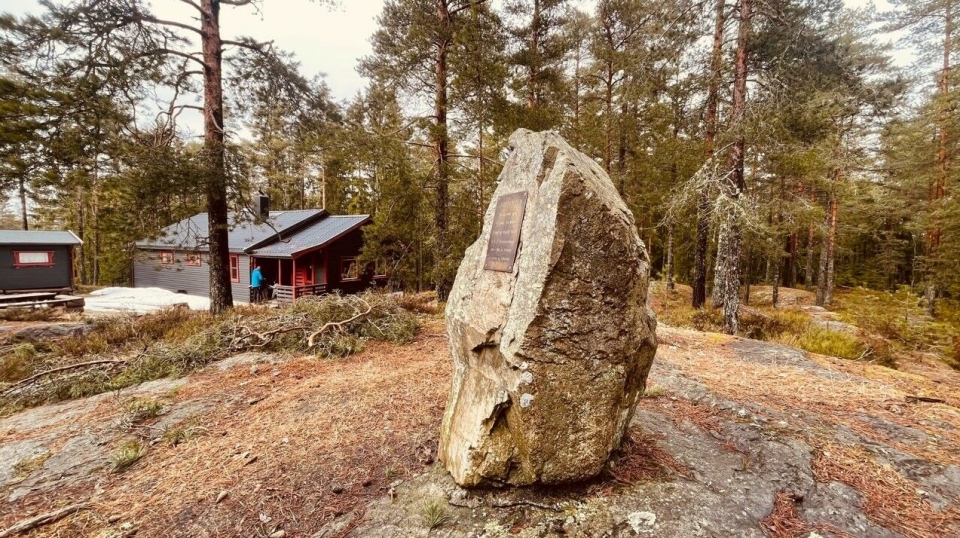 STEIN: Her står det skrevet i stein at brødrene, Harald og Eivind Sundt ga bort 28 dekar til friluftslivets fremme i1964.