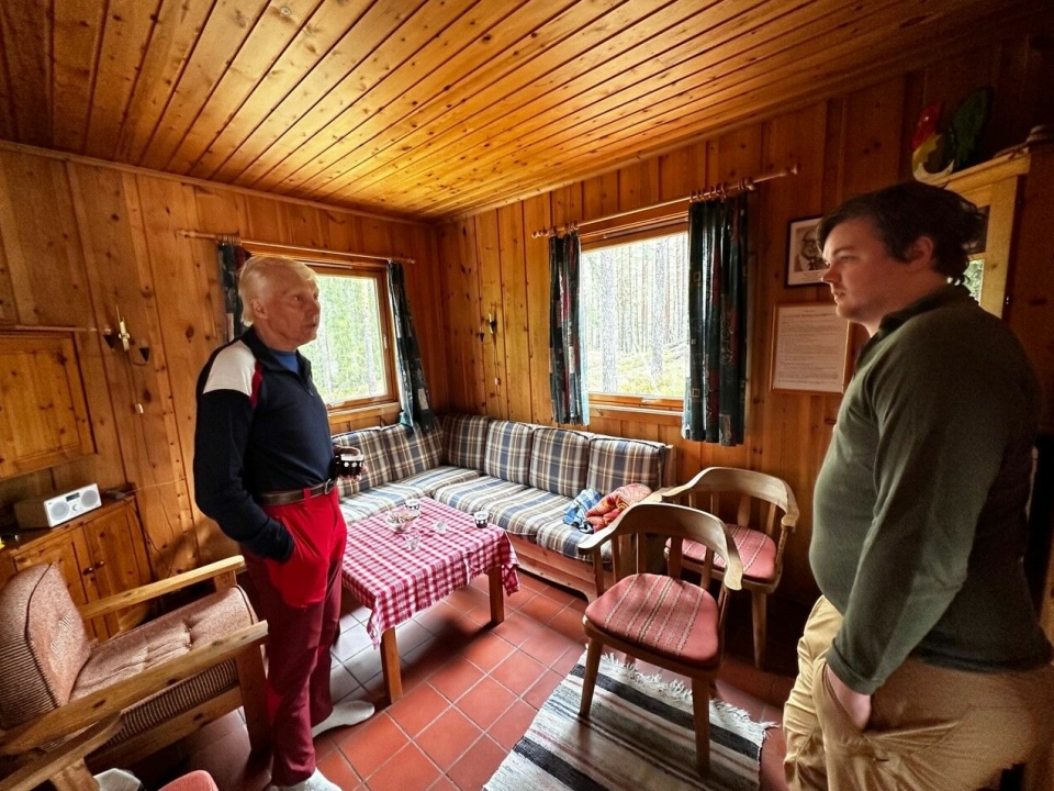 LÆRING: Jan Tore Tjernæs vokste opp på Østre Greverud gård og er et vandrende leksikon i lokalhistorie. Her snakker han om det gule huset på golfbanen.