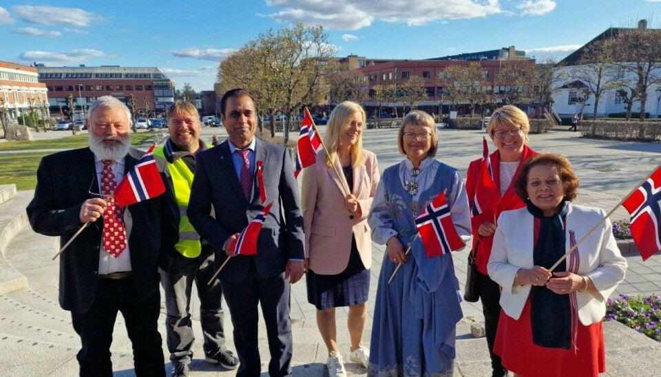 17.MAI KOMITEEN: Årets 17. mai komite består av (fra venstre til høyre) Rune Sletner, Christian Lund, Azhar Ul-Hassan, Hanne Birgitte Moen, Anne-Marie Torgersen, Aud Jannik Matre og Daad Gjerde. Ikke til sede på bildet: Thor Magnus Berntsen, Lars Christian Nordby, Petter Færgestad og Martine Jonkute. 17.MAI KOMITEEN: Årets 17. mai komite består av (fra venstre til høyre) Rune Sletner, Christian Lund, Azhar Ul-Hassan, Hanne Birgitte Moen, Anne-Marie Torgersen, Aud Jannik Matre og Daad Gjerde. Ikke til sede på bildet: Thor Magnus Berntsen, Lars Christian Nordby, Petter Færgestad og Martine Jonkute.