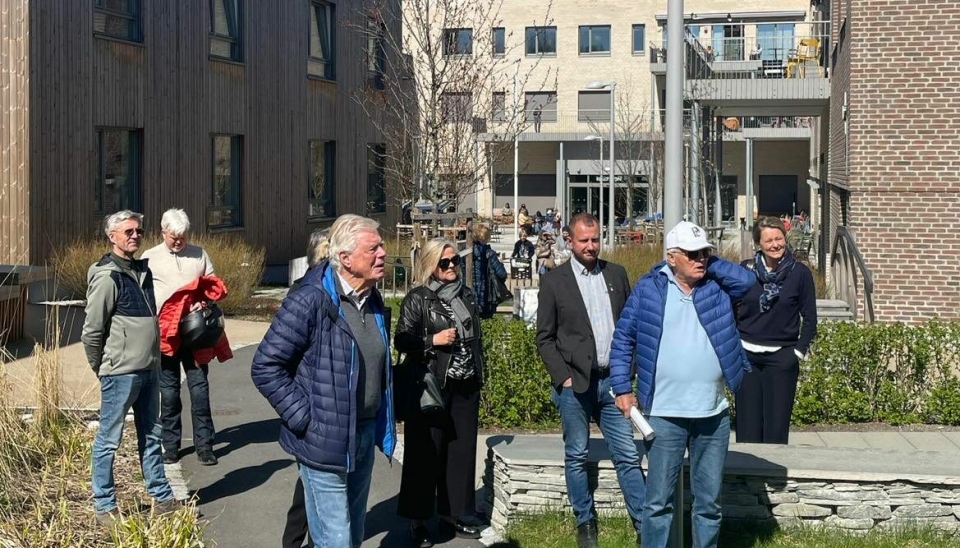 PÅ OMVISNING: Her er dagens opposisjonspartier på befaring ved Carpe Diem i Bærum.