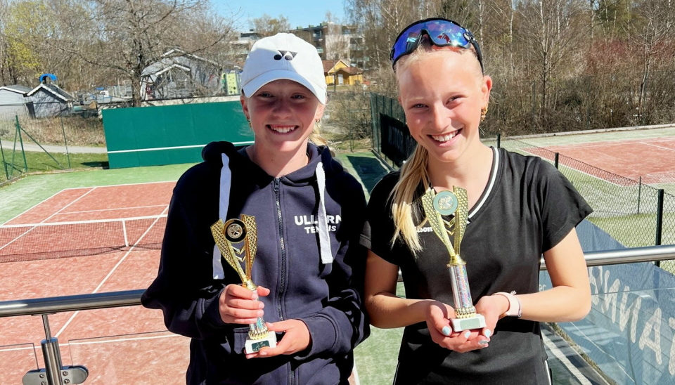 JUBEL-TENNIS: Charlotte Anderssen (t.h.) og double-partner Lea Meier Sommerfeldt kunne smile bredt etter helgens turnering.