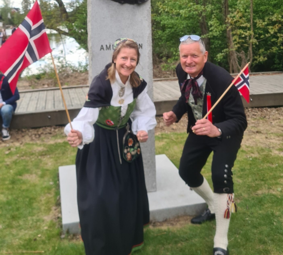 HØYRE-DUO: Sara Neumann Habberstad og Knut Oppegaard er enige om det meste, både når det gjelder politikk og om det er bra å melde seg på Oppegård-mila. Tradisjonen tro fotografert på nasjonaldagen i sitt flotteste festantrekk, denne i gangen i selskap av selveste Roald Amundsen.