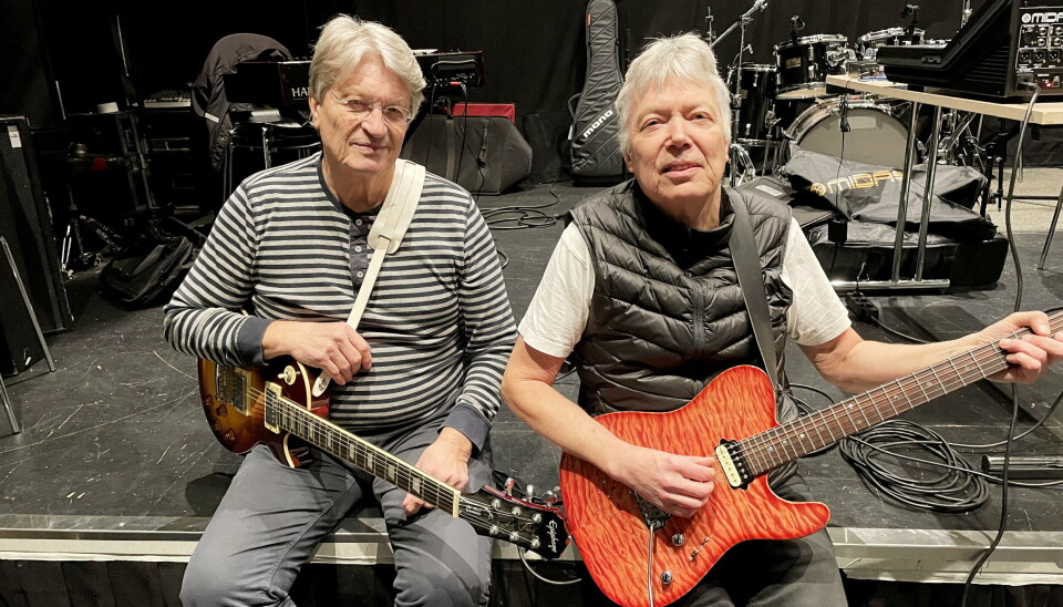 COAL BOTTOM: Sigurd O. Dancke skriver i dette leserinnlegget om Kolbotn og tyngre rockemusikk. Her avbildet med musikerkompisen, Tom R. Andresen, i forbindelse av oppsetningen av en musikal.