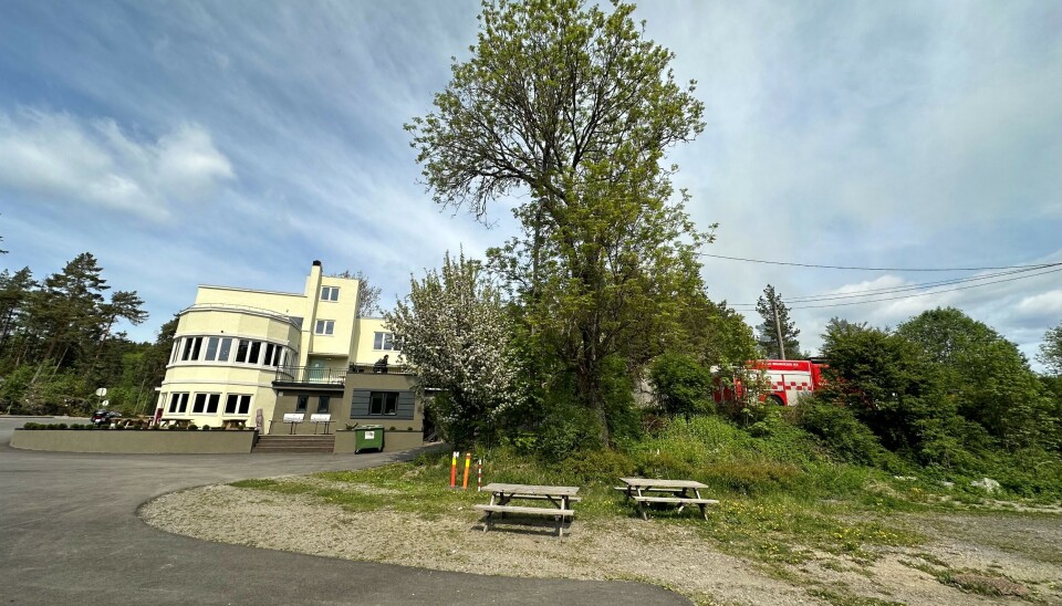 KOM TIL STEDET: To brannbiler er på plass for å slukke brannen i terrenget bak Tyrigrava. KOM TIL STEDET: To brannbiler er på plass for å slukke brannen i terrenget bak Tyrigrava.