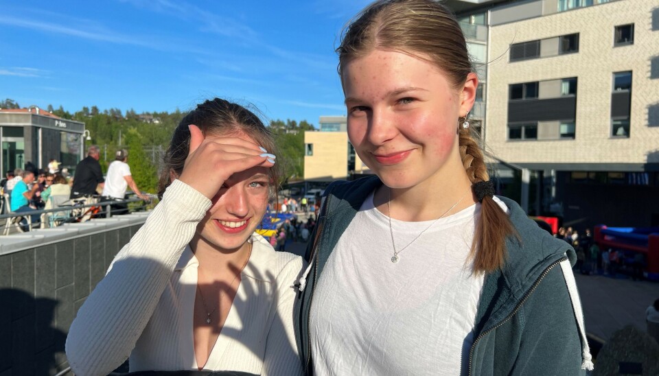 OPP-NED: Julie og Francesca har både vært rundt på Kolbotn torg og rundt sin egen akse. OPP-NED: Julie og Francesca har både vært rundt på Kolbotn torg og rundt sin egen akse.