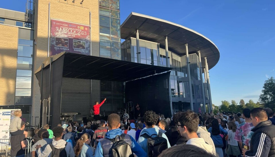STEMNING: Når Rambow rapper og sola skinner på Kolbotn, vil man ikke være noe annet sted. STEMNING: Når Rambow rapper og sola skinner på Kolbotn, vil man ikke være noe annet sted.