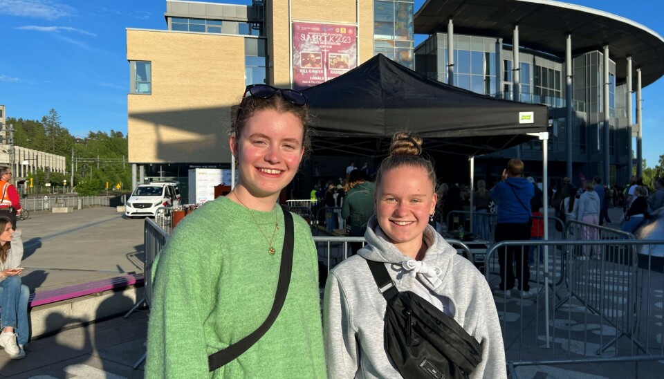 LIKER MUSIKKEN: Rebekka og Cornelia er storfornøyd med musikken og stemningen på torget. LIKER MUSIKKEN: Rebekka og Cornelia er storfornøyd med musikken og stemningen på torget.