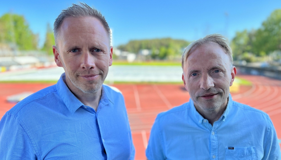 MENN AV SITT ORD: Arne Erik Rønningen, nestleder i Kolbotn Fotball Kvinner, og Jan Thomas Birkeland, daglig leder i Kolbotn IL, foran Sofiemyr stadion.