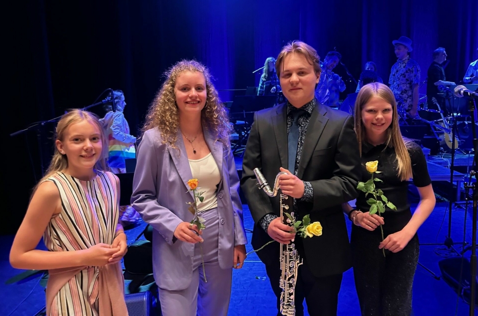 KULTURSKOLE-ELEVER: Tuva Hellevik Nordgård (fiolin), Rebekka Farner (piano), Ask Kristoffer Falkung Nylænder (bassklarinett) og Elise Udjus (vokal) koste seg på scenen i Kolben.
