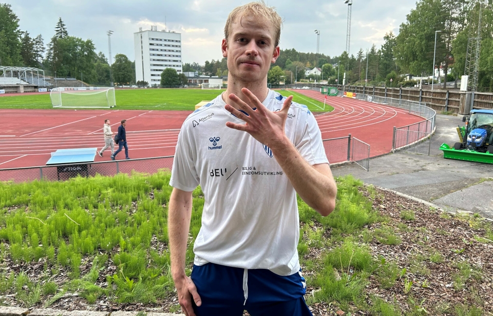 FEMMÅLSCORER: Jonas Strømberg begynner å dra på årene, men er fortsatt lett i steget og vet fortsatt hvor målet står. For ordens skyld opplyser vi om det var høyrehånden som ble skadet.