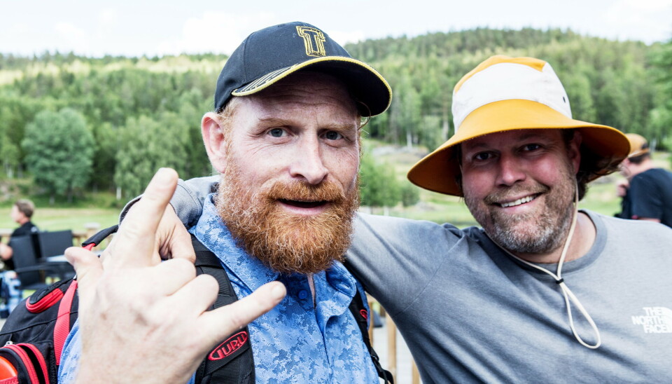 STJERNE: Kristofer Hivju er fra seg av begeistring for å spille turnering på Krokhol. Her sammen med Ola Kolle, arrangør, banedesigner, altmuligmann og Krokhol-legende. STJERNE: Kristofer Hivju er fra seg av begeistring for å spille turnering på Krokhol. Her sammen med Ola Kolle, arrangør, banedesigner, altmuligmann og Krokhol-legende.