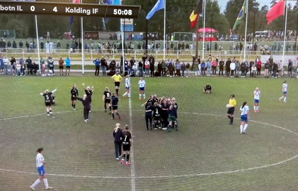 GAME OVER: Kolding-jentene jubler etter 4-0 over Kolbotn J15 i semifinalen i Norway Cup.